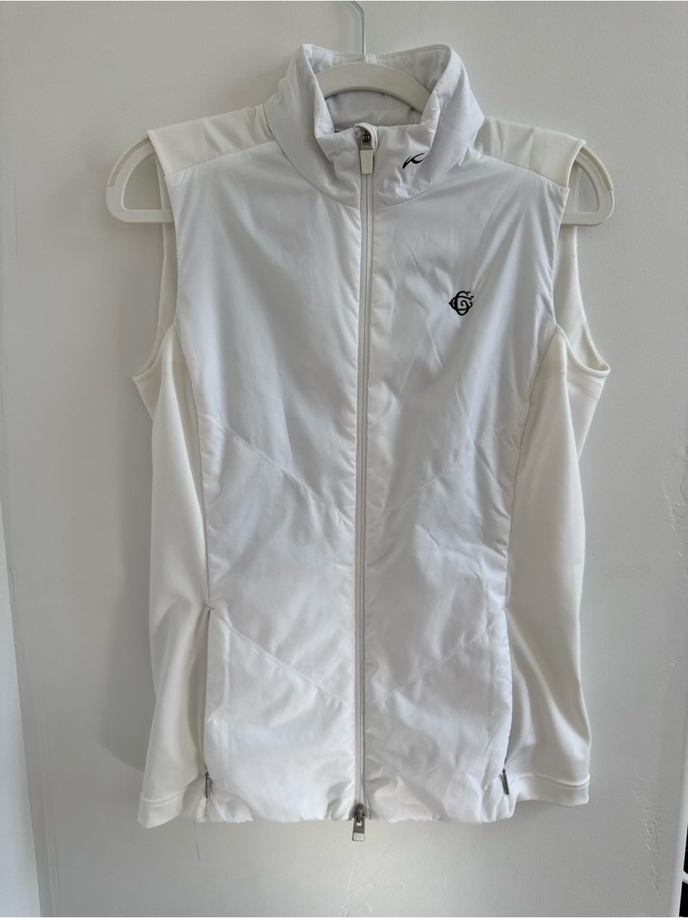KJUS White Sleeveless Golf Vest with Stand Collar